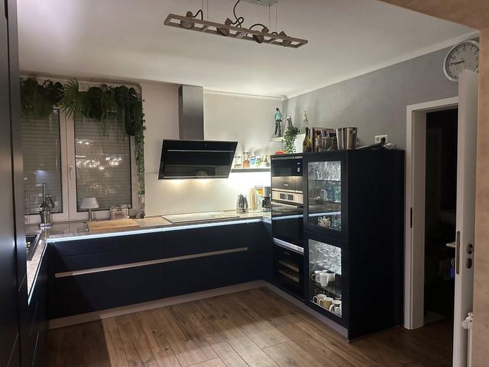 Einbauküche mit Durchgang