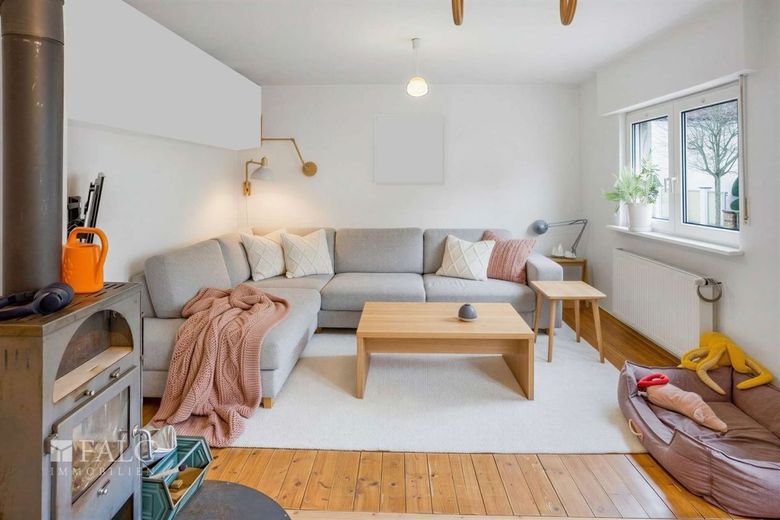 Mehr Raum als man denkt - kleines Haus, großes Grundstück – Wohnzimmer 1