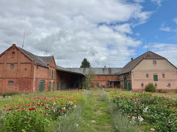 Historic three-sided farmstead with planning permission for residential use & guest accommodation along the Green Belt – Hofansicht vom Garten aus