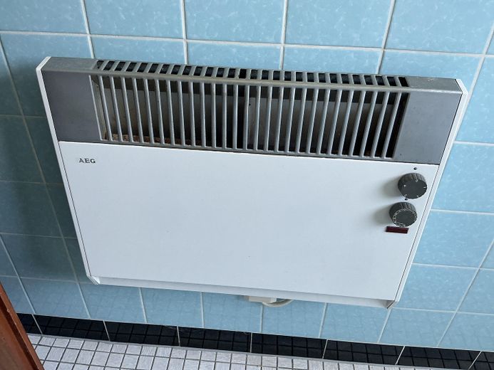 3-Zimmer-DG (2. Etage) für handwerklich Geschickte, ab sofort verfügbar – Nachtspeicher