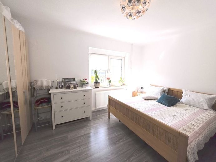 ++ MODERNISIERTES EINFAMILIENHAUS + SONNENTERRASSE + 2 GARAGEN IN RUHIGER LAGE!! ++ – SCHLAFZIMMER 2