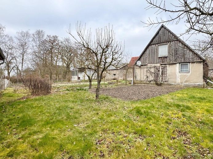 das Grundstück