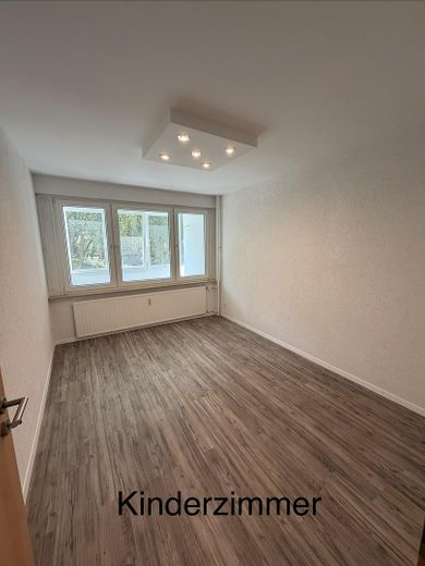 Vollständig renovierte Wohnung mit drei Zimmern sowie Balkon und Einbauküche in Salzgitter – Kinderzimmer