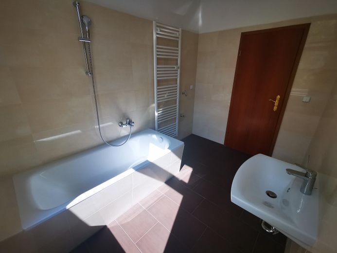 Sehr schöne helle 4-Zimmer-Wohnung unweit des Schellheimer Platzes – befindet sich die Dusche