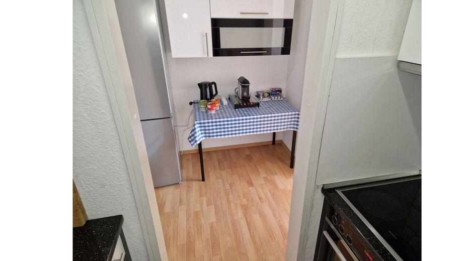 490 € Hausgeld? Dafür 511.000 € Rücklage, Hybrid-Heizung & 2 Balkone – unter 160.000 € – Bonus Platz: Flur vor Küche