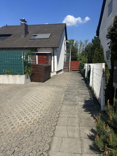 Traumhaftes Zweifamilienhaus mit Garten, Waldblick, Pool, Sauna & Mieteinnahmen – Separater Eingangsbereich OG