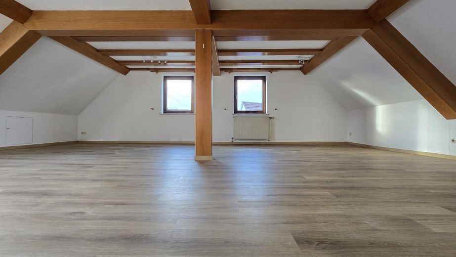 Merklingen'de 77 m² çatı katı dairesi - hemen taşınmaya hazır – Fotoğraf 1