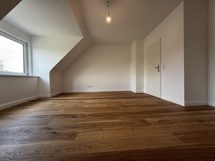 Etagen-Wohnung mit Reihenhaus-Charakter: kernsaniert, hell, Top-Schnitt, gut angebunden & im Grünen – Wohnzimmer-1