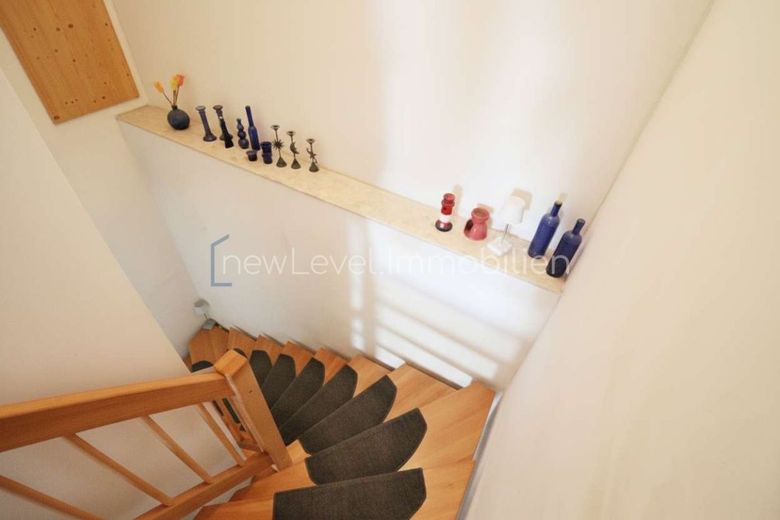 Ein liebevolles Zuhause mit Garten in ruhiger Lage in Laaber – Treppe