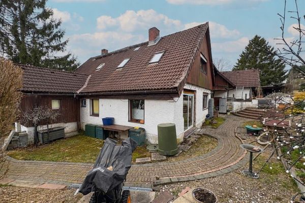 Maison bifamiliale avec beaucoup d’espace et un fort potentiel de réaménagement