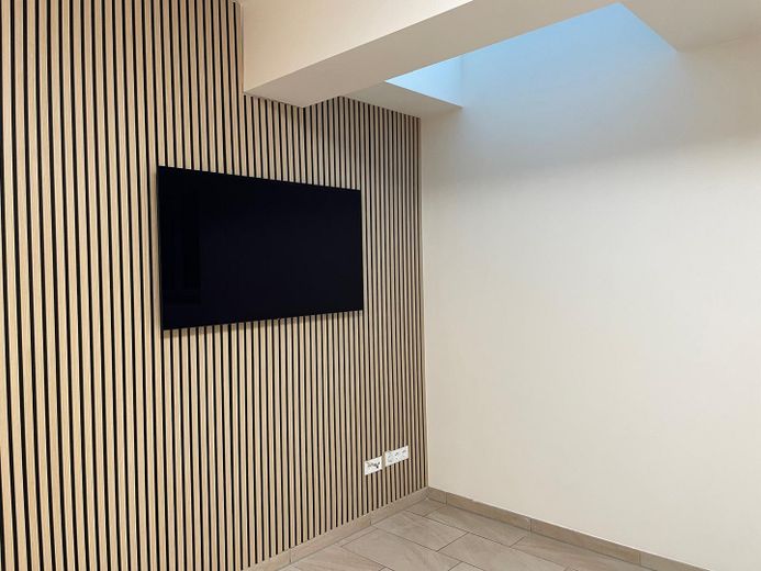 Möblierte 1 Zimmer Wohnung in Unterhaching – Moderne TV Wand 