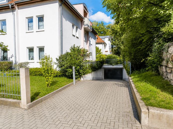 VERMIETETE DACHGESCHOSS-WOHNUNG IN BEVORZUGTER LAGE – Zufahrt Tiefgarage