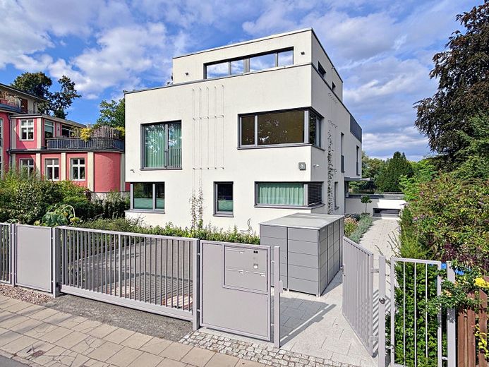 Vistas despejadas de 180° al Spree y vistas a zonas verdes - ático tipo maisonette en casa de tres viviendas – Ansicht S mit elektr. Tor