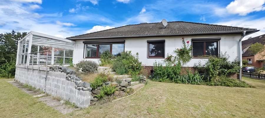 Bröckel - großes Familienhaus mit hohem Freizeitwert, Vollkeller und Garage – Südwest