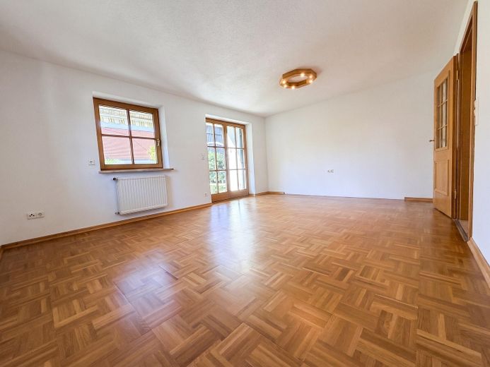 Casa adosada de 6 habitaciones con jardín, balcón orientado al sur y garaje en Germaringen – Wohnzimmer, Blick zum Flur