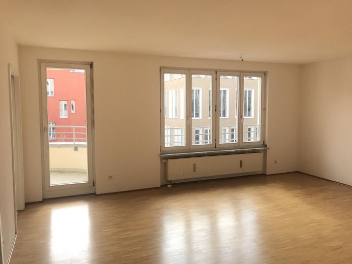 Sunny 2-room apartment – living by Bavariapark – Wohnzimmer 