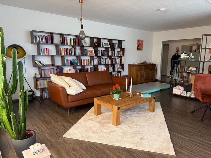 Luminoso, muy luminoso piso de 3 habitaciones, incl. cocina equipada, plaza de aparcamiento en garaje subterráneo, balcón y trastero – Wohn- und Essbereich