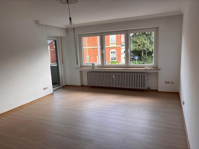3 Zimmer Wohnung in zentraler Lage – Wohnzimmer