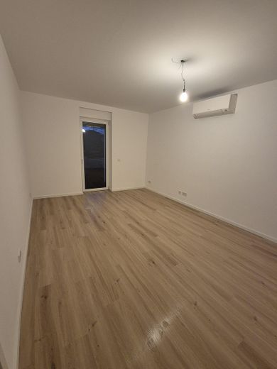 Geniş ve modern: 2 banyolu 4 odalı daire – 1. Schlafzimmer mit Balkon 