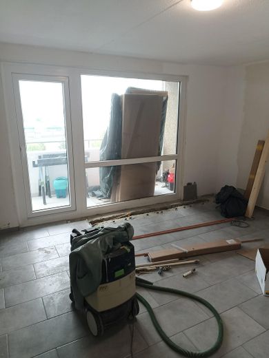 Toller Balkonblick über den Main und Frankfurt  Komplettsanierung – Wohnzimmer Vertikalheizung re