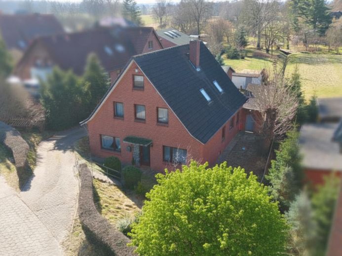Großes Einfamilienhaus mit Baugrundstück direkt an der Elbe – Foto 1