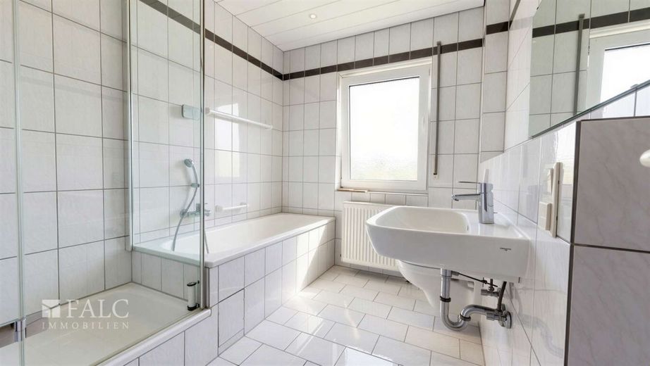 Wohnen mit Weitblick: 3 Zimmer, Balkon, 2 Stellplätze &amp; Blick ins Grüne – Badezimmer