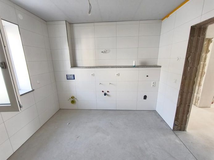 4 Zi. Wohnung (Nr. 7) im OG mit Balkon – Bad mit Dusche, Waschmaschinenanschluss und Fenster Bild 4
