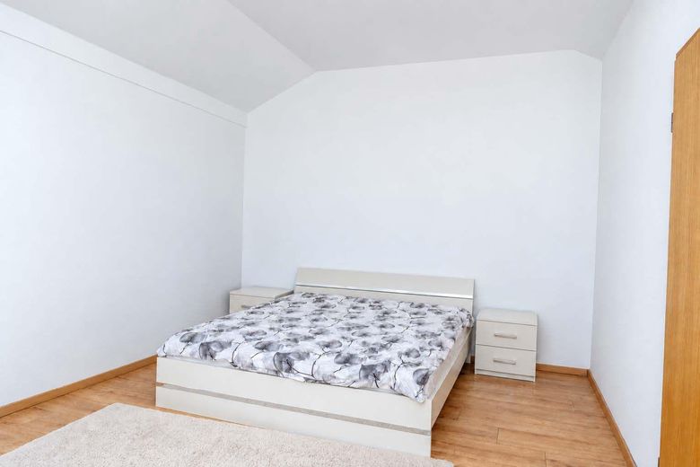 Hausham’da balkonlu 2 odalı dubleks daire – yaklaşık 63 m², komisyonsuz, yaklaşık 01.01.27’den itibaren kullanılabilir – Schlafzimmer