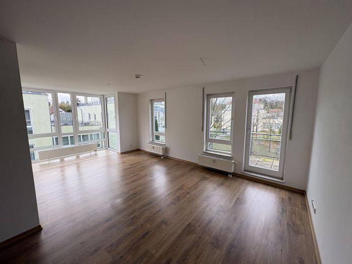 helles Wohnzimmer mit Erker