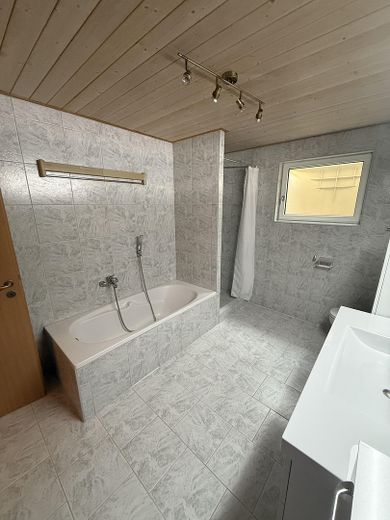 Bad mit Dusche und Wanne