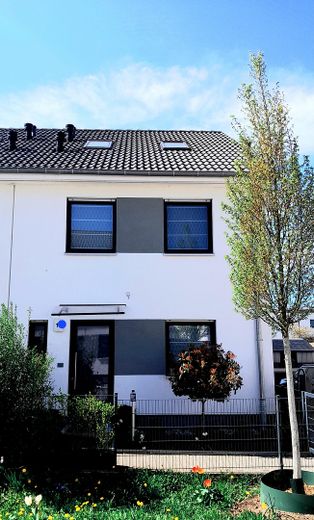 provisionsfrei,5 Zi  modern,schöner Garten,Pool – Foto 2