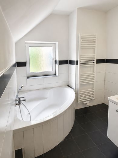 Lichtdurchflutetes Reihenendhaus in ruhiger Wohnlage von Hannover- Ricklingen – Badezimmer; 1.OG