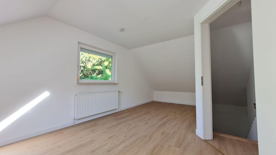 Schönes Haus im Grünen mit Garten & Garage in Berlin Kaulsdorf – Schlafzimmer rechts DG