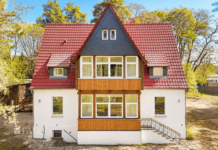Traumhafte Villa nahe dem Scharmützelsee - Wohnen, wo andere Urlaub machen – Hausansicht vom eigenen Wald