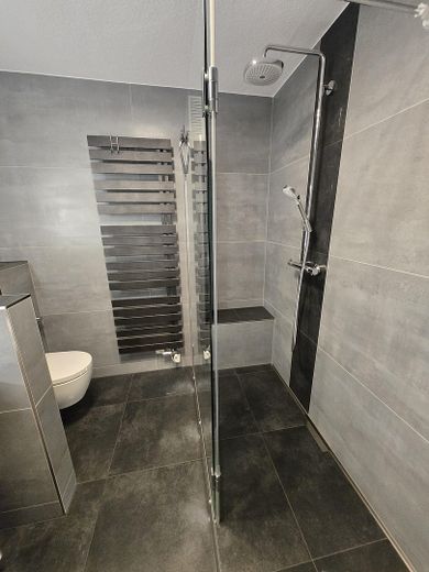 Lichtdurchflutete 3-Zimmer-Wohnung im 7. OG über dem AEZ mit spektakulärem Hamburg-Blick und Loggia! – Designheizkörper im Bad