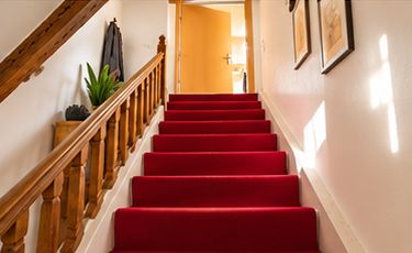 Toplage, helles Dachgeschoss mit Südbalkon und Einbauküche! – Treppenhaus