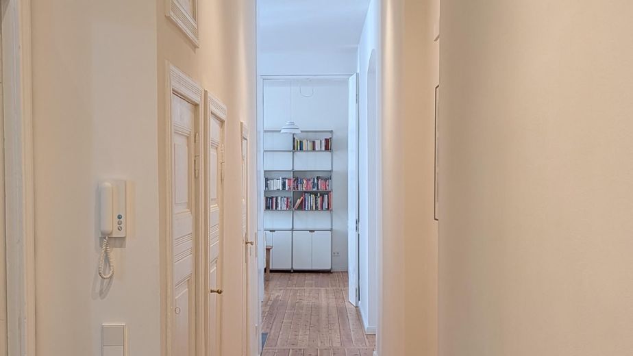 Berlin-Wilmersdorf’da hemen taşınılmaya uygun, yeni yenilenmiş, tamamen mobilyalı 85 m² eski bina dairesi – Fotoğraf 1
