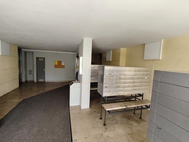 Kapitalanlage: gepflegte 2-Zi-WHG, gut vermietet im 1. OG – Eingangsbereich innen