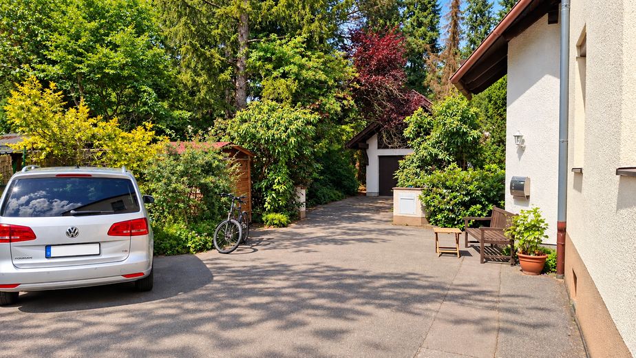 Eigenes Haus statt 3-Zimmer-Wohnung – Garten, Stellplatz, ausgebauter Keller, kein Hausgeld (privat) – Eingang, Hof und Stellplatz