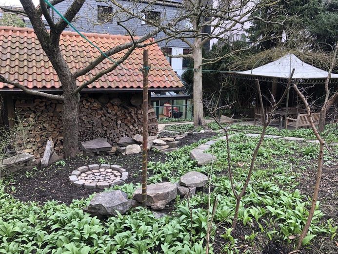 3-Fam.-Haus mit Wintergarten, großer Süd-Garten, viel Nutzfläche, erneuerbare Energien, Doppelgarage – Garten