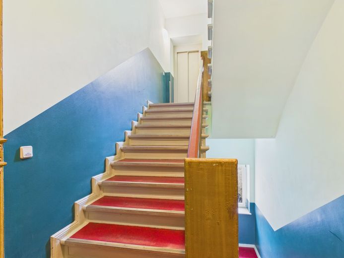 Wohnen in Friedrichshain – Treppe zum Aufzug