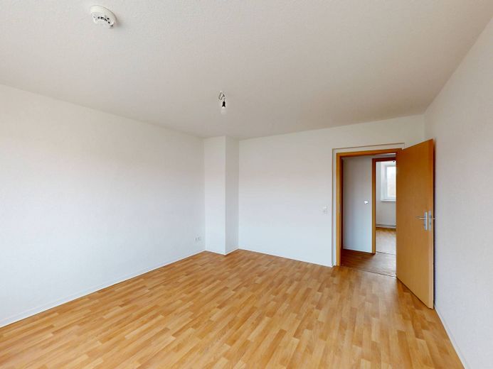 Your new feel-good home: Bright 3-room apartment with fitted kitchen and bathtub – Ansicht II: Wohn- und Esszimm…
