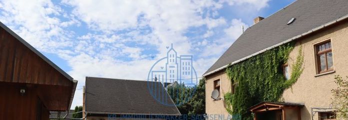 ¡Pequeña granja de tres lados con vivienda, granero y edificio multifuncional, además de piscina, en venta!