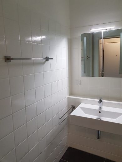 Keine Provision; 13,50 % Rendite,   Innenstadt, 1 min zur Uni, Balkon, neu renoviert – Bad