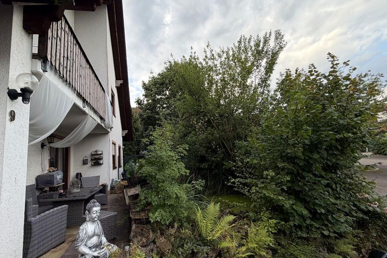 Großzügiges Familienanwesen mit Einliegerwohnung, 225 m² Wohnfläche und besonderem Flair – Terrasse 1 und Vorgarten
