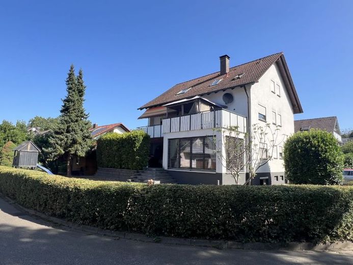 Geräumiges Zweifamilienhaus mit idyllischem Garten und Doppelgaragen – Foto 1