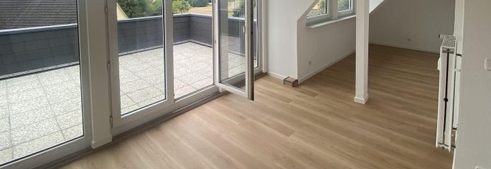 Wohnzimmer mit Balkon