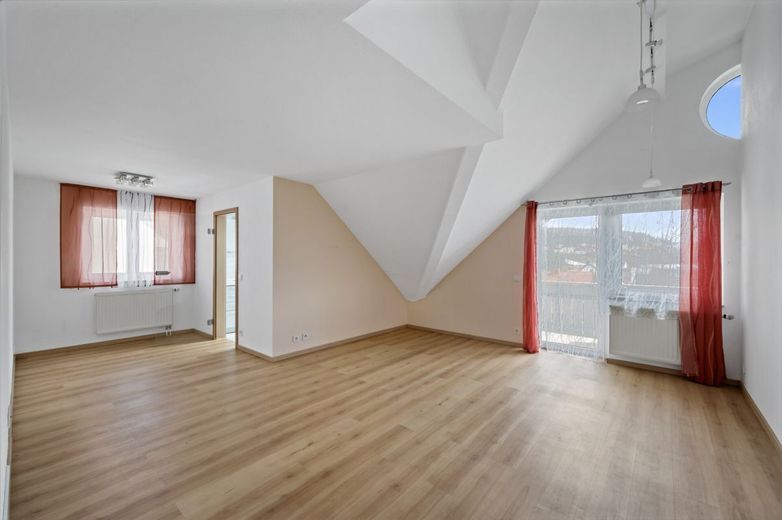PROVISIONSFREI- Komfortable 4-Zimmer-Wohnung mit Balkon und Studio im Dachspitz – Wohnbereich