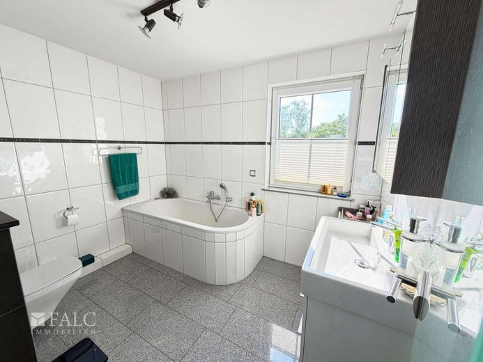 Wohnen und Arbeiten vereint im Kölner Norden – Badezimmer en Suite