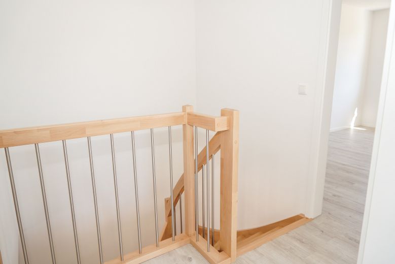 Neubau Erstbezug -  energieeffiziente Mittelwohnung im Reihenhaus für Familien zu vermieten – Flur OG (Baugleich)